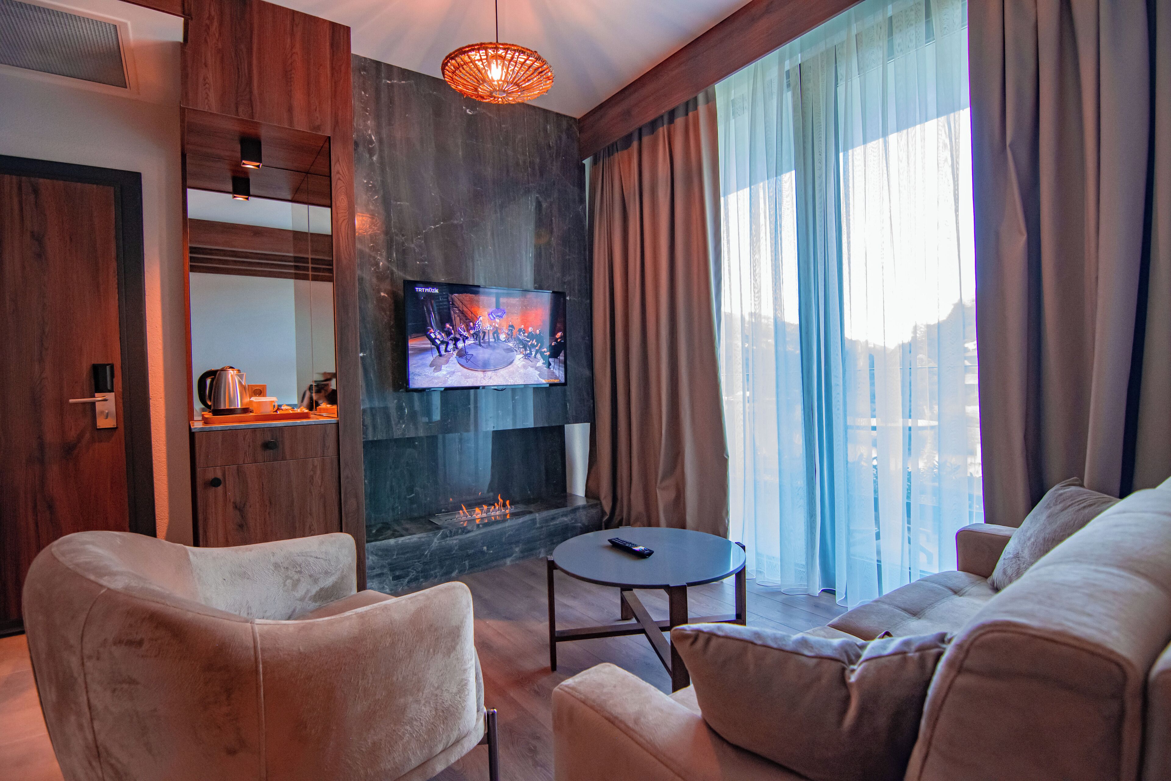 Deluxe Suite | Living area | Flat-screen TV