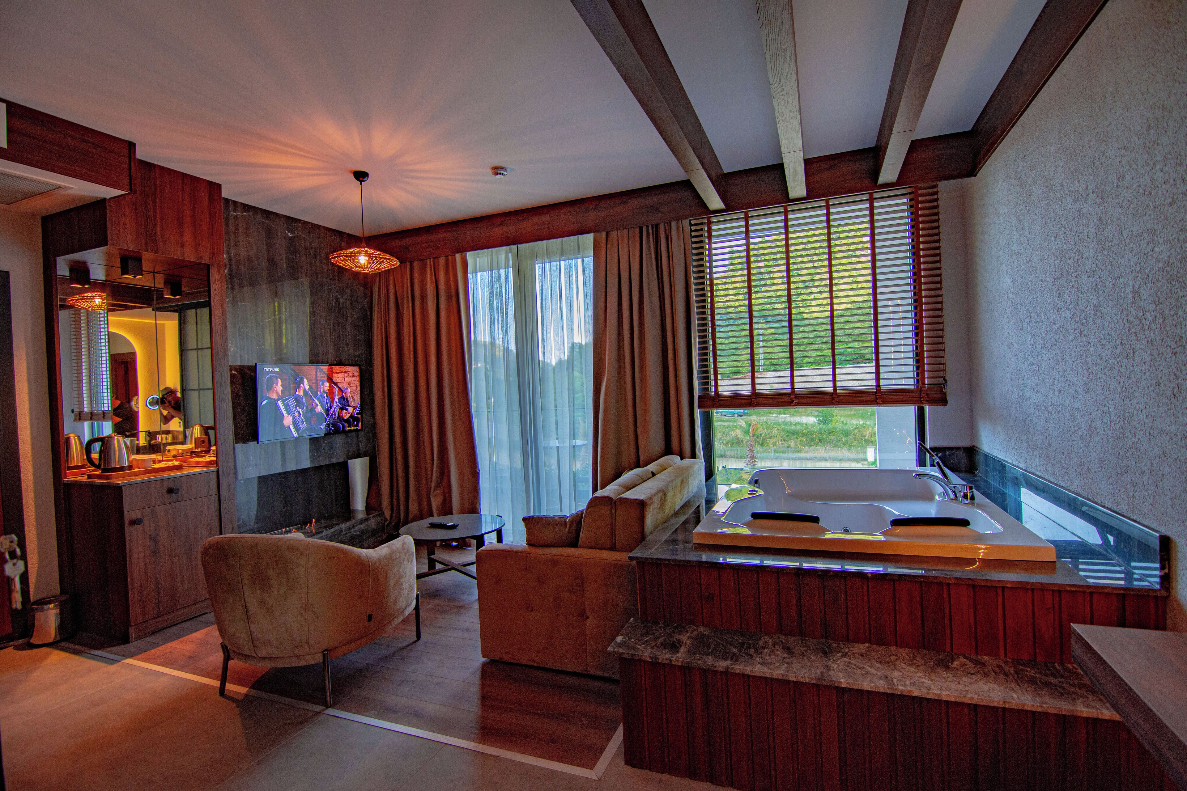 Suite – deluxe | Oppholdsområde | Flatskjerm-TV