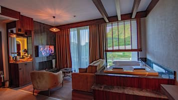 Suite – deluxe | Oppholdsområde | Flatskjerm-TV