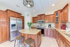 Kühlschrank, Mikrowelle, Wasserkocher mit Kaffee-/Teezubehör