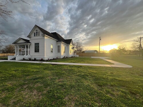 Plenty of space to relax! Near Turner falls, the lake & Crossbar Ranch. Sleeps 6