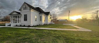 Plenty of space to relax! Near Turner falls, the lake & Crossbar Ranch. Sleeps 6