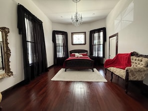3 quartos, berço de viagem, Wi-Fi de cortesia, roupa de cama