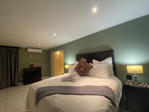 1 dormitorio, tabla de planchar con plancha, wifi y ropa de cama