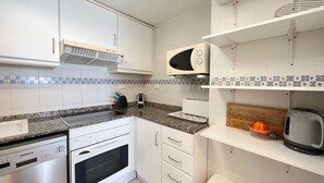 Wasserkocher mit Kaffee-/Teezubehör, Kühlschrank, Mikrowelle, Ofen
