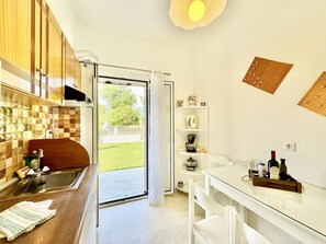 Jääkaappi, uuni, liesi, kahvin-/teenkeitin