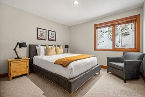 5 makuuhuonetta, työpöytä, silitysrauta/-lauta, vauvan matkasänky