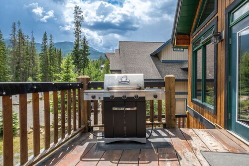 Greywolf Lodge | Private Hot Tub | Wood Fireplace