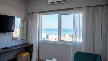 Habitación superior | Área de sala de estar | Smart TV de 42 pulgadas con canales vía satélite