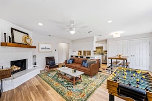 Smart TV, fireplace, table football - Frisco Caddy Shack
 (Frisco)