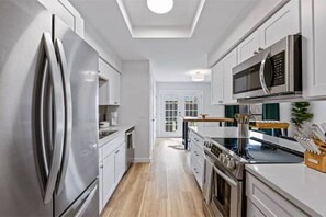 Een koelkast, een magnetron, een oven, een kookplaat