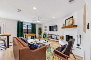 Een smart-tv, een open haard en tafelvoetbal