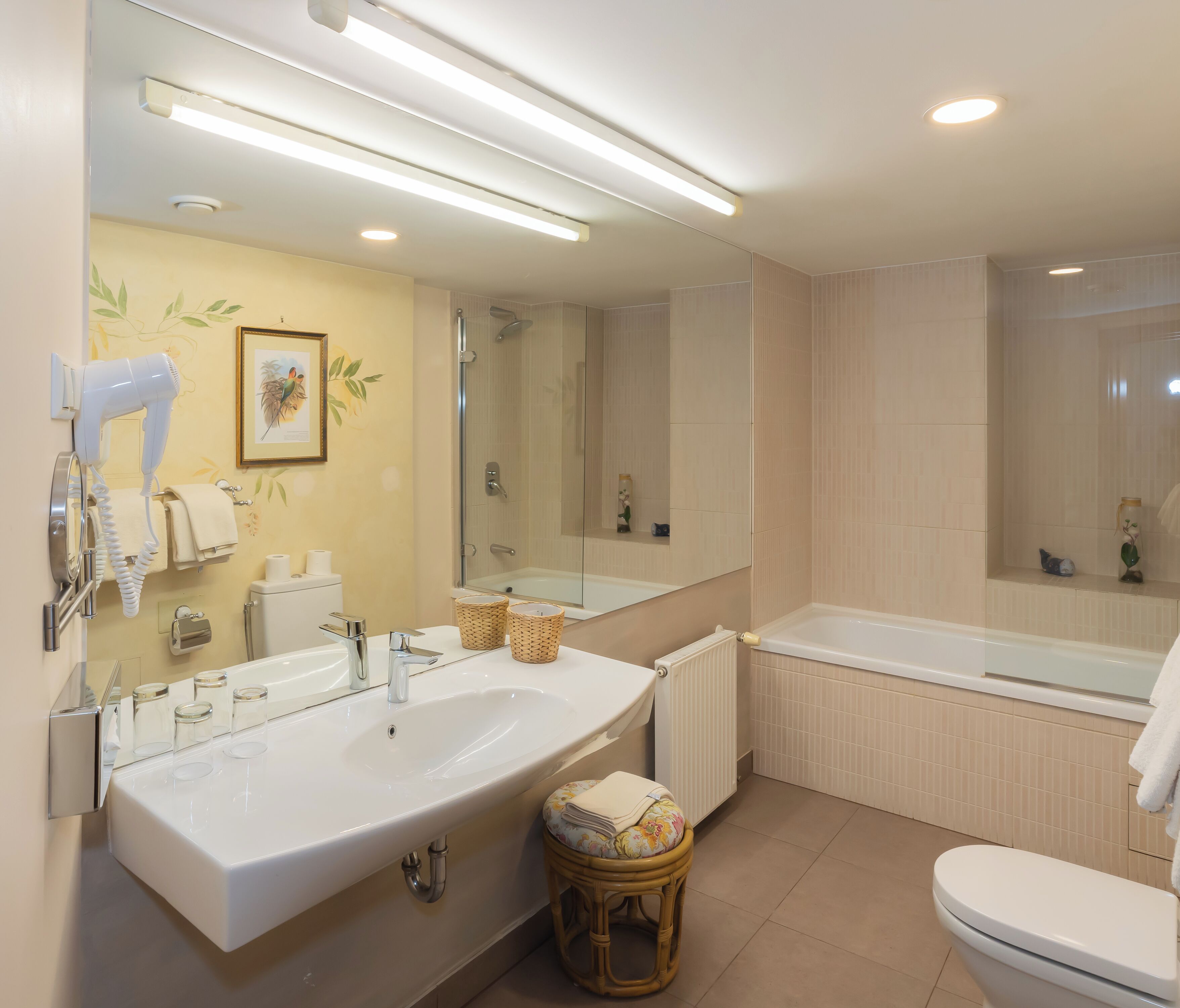 Un bagno moderno con un lavandino grande, una vasca, un water e una doccia.