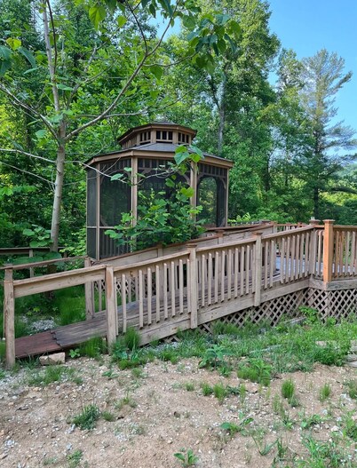 Delightfully secluded 1 bed and a loft for extra space. TV and DVD player. 