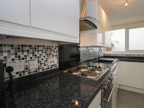 Fridge, dishwasher, electric kettle, toaster - The Bird's Nest (Windermere)