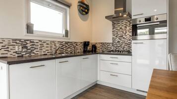 Een koelkast, een magnetron, een oven, een vaatwasser