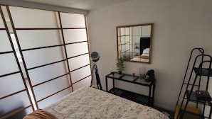 A bedroom with a bed, a desk, a mirror, and a ladder. - Elegant Studio in Cergy (Cergy)