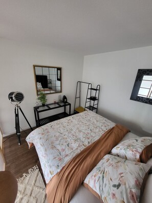2 bedrooms, desk, iron/ironing board, free WiFi - Elegant Studio in Cergy (Cergy)