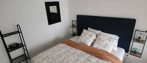 2 soverom, skrivebord, strykejern/-brett og wi-fi (inkludert)