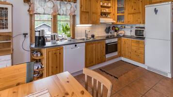 Refrigerador, microondas, lavavajillas, utensilios de cocina