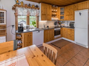 Kylskåp, mikrovågsugn, diskmaskin och grytor/köksredskap