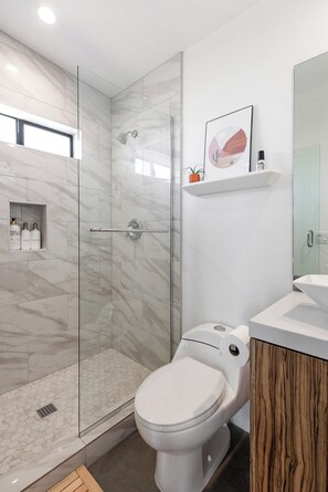 淋浴设施、吹风机、毛巾、肥皂