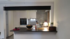 Refrigerador, horno, lavavajillas y utensilios de cocina 