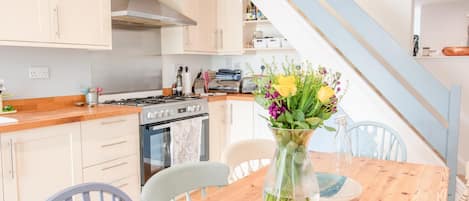 House | 4 bedrooms, desk