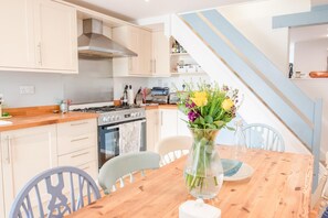 House | 4 bilik tidur, meja 