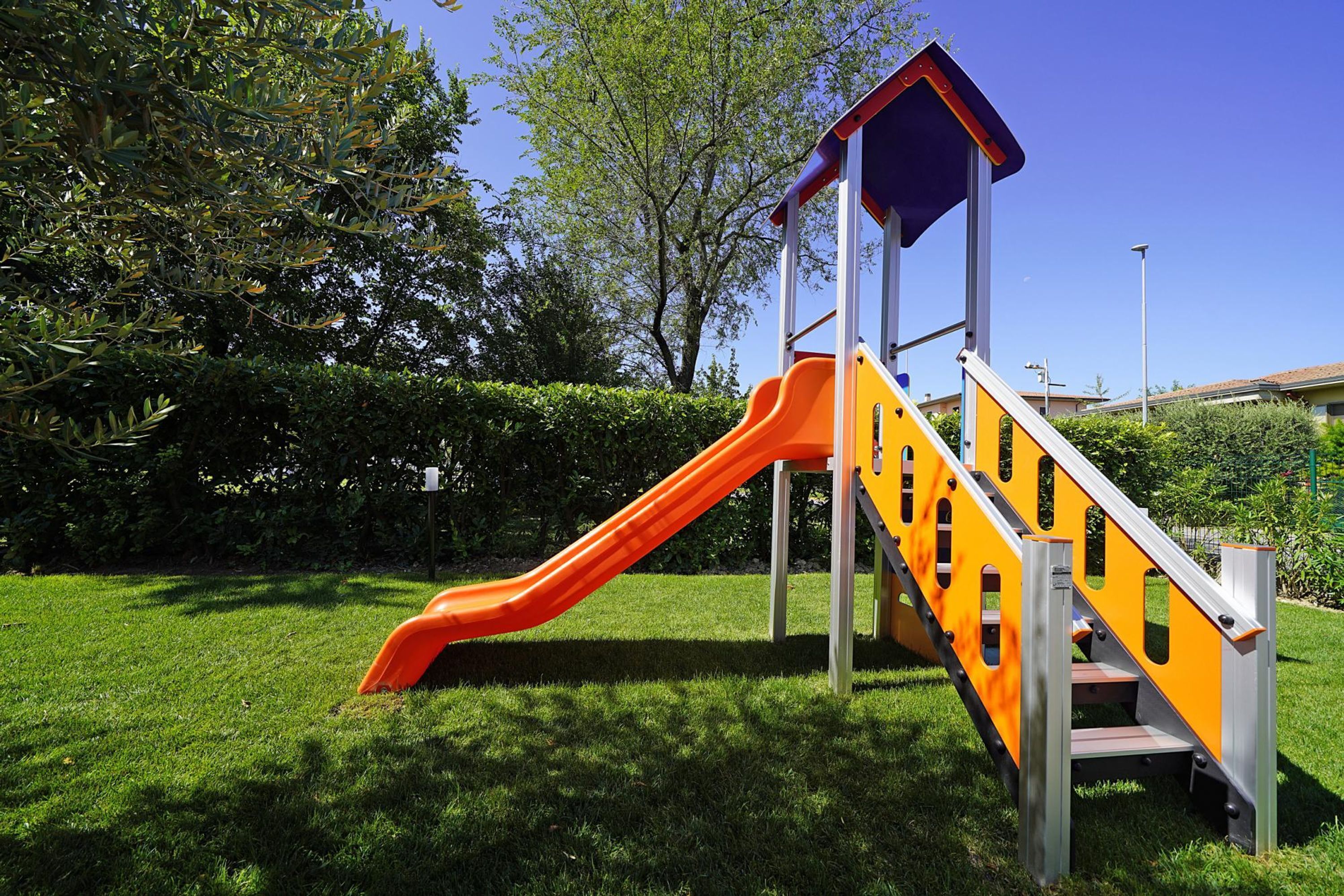 Ein Spielplatz mit Rutsche und Treppe.