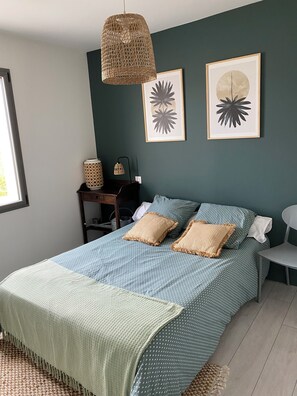 3 slaapkamers, een strijkplank/strijkijzer, beddengoed