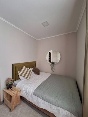 1 bedroom, WiFi, bed sheets - Freshly renovated place next to beautiful parks (Riga)