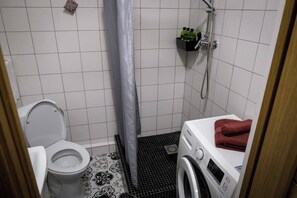 Haartrockner, Handtücher, Seife, Toilettenpapier
