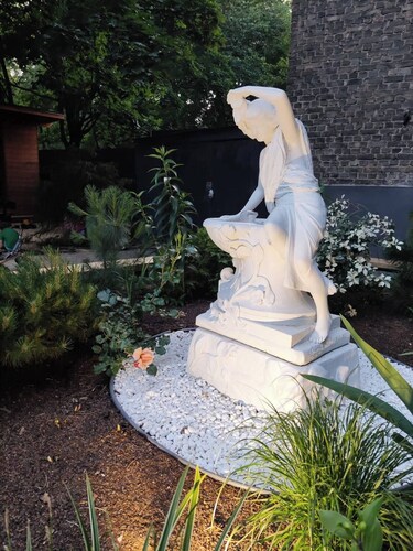 Freshly renovated place next to beautiful parks