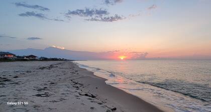 Cozy Beach Cottage 2 blocks to beach near entertainment food & Fun, screen porch