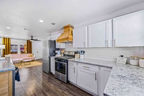 Fridge, microwave, oven, stovetop - Cosmic Cowgirl 3 minutes from the Stockyards!
 (Fort Worth)