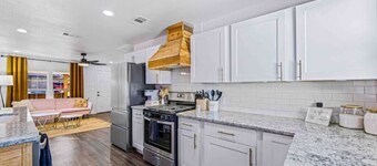 Cosmic Cowgirl 3 minutes from the Stockyards!
