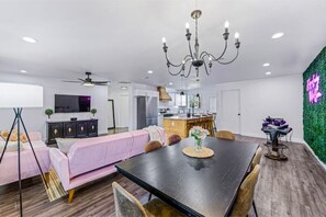 Interior - Cosmic Cowgirl 3 minutes from the Stockyards!
 (Fort Worth)