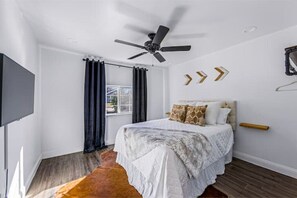 3 bedrooms, WiFi - Cosmic Cowgirl 3 minutes from the Stockyards!
 (Fort Worth)