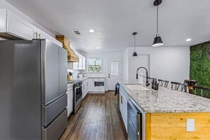 Fridge, microwave, oven, stovetop - Cosmic Cowgirl 3 minutes from the Stockyards!
 (Fort Worth)