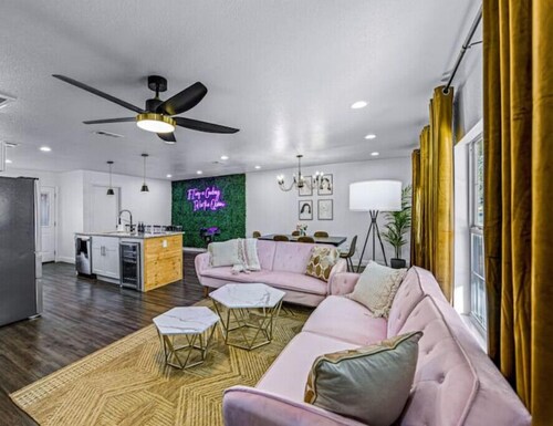 Cosmic Cowgirl 3 minutes from the Stockyards!
