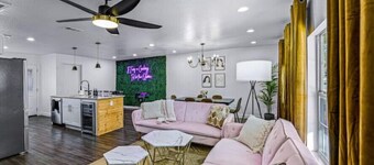 Cosmic Cowgirl 3 minutes from the Stockyards!
