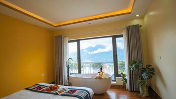 Suite room with mountain view | Premium bedding, memory foam beds, free minibar, in-room safe