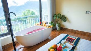 Suite estudio, vista a la montaña | Tina profunda