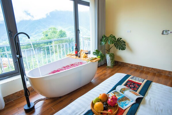 Suite room with mountain view | Deep soaking bathtub - Moc Homestay sapa (Sa Pa)