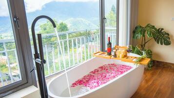 Suite estudio, vista a la montaña | Tina profunda