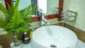 Shower, hydromassage showerhead, designer toiletries, hair dryer - Moc Homestay sapa (Sa Pa)