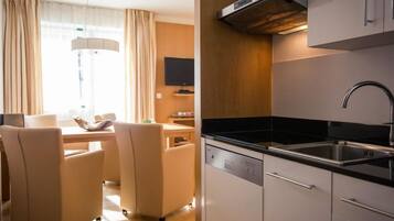 Kühlschrank, Mikrowelle, Geschirrspüler, Kochgeschirr/Geschirr/Besteck