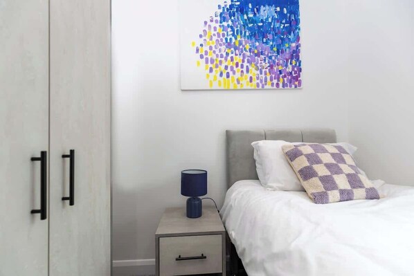 3 habitaciones, tabla de planchar con plancha, wifi y ropa de cama