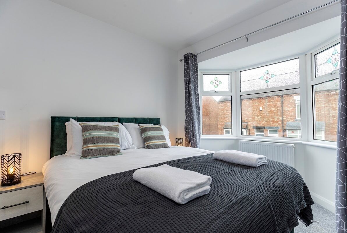 3 عدّة غرف نوم ومكواة/لوح كي وخدمة الإنترنت وملاءات أسرّة